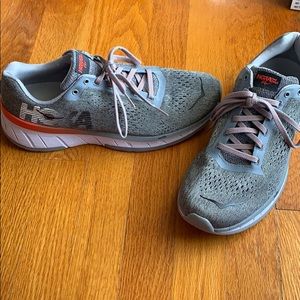 Hoka one one cavu size 8 1/2 slight wear.